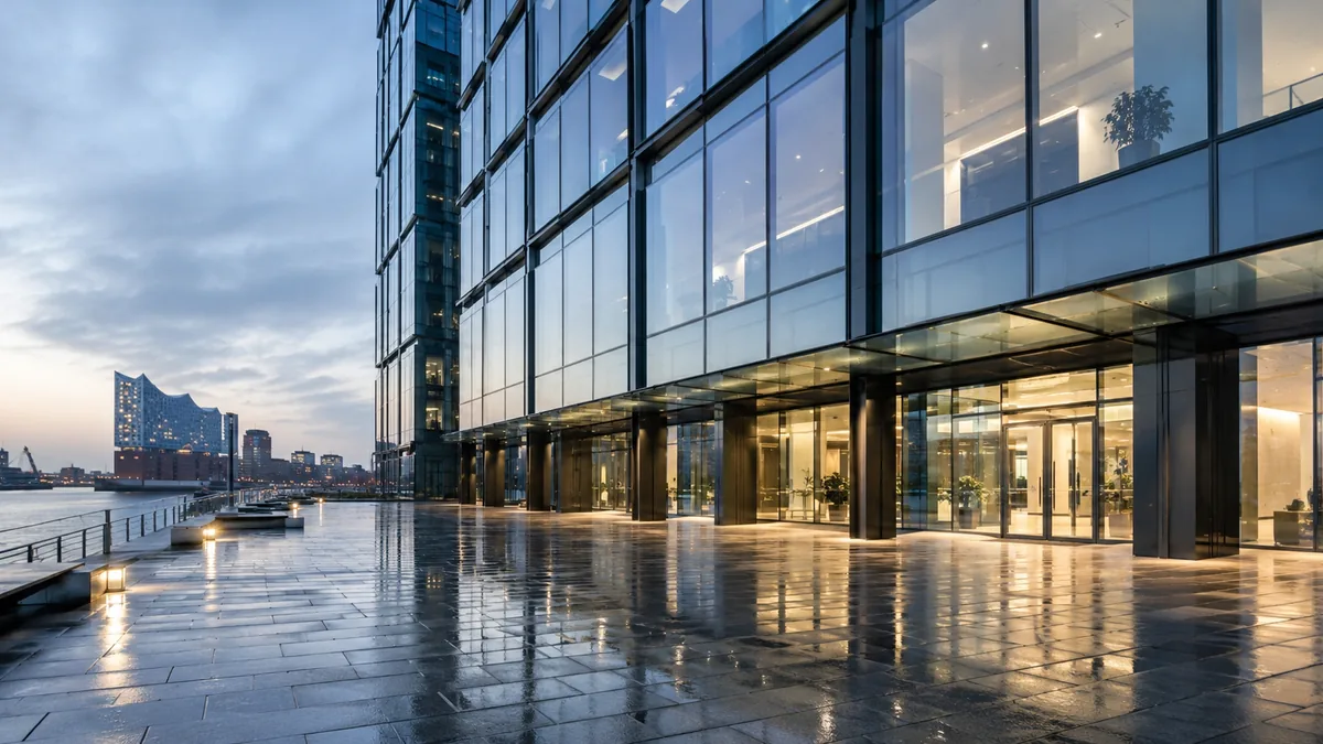 Gepflegtes Bürogebäude mit Glasfassade an der Elbe in Hamburg, im Hintergrund die Elbphilharmonie